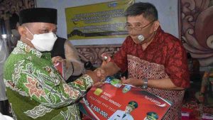 Bung Karna Salurkan Ratusan Kartu Guru Ngaji dan Guru Minggu