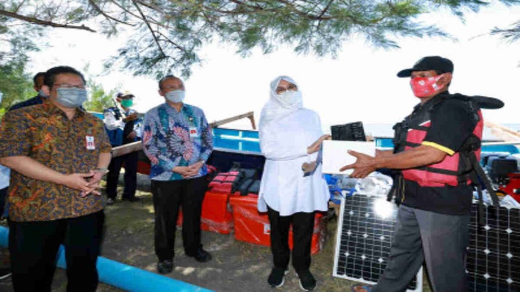 Bupati Ipuk Serahkan Bantuan 12 Kapal Fiber untuk Nelayan