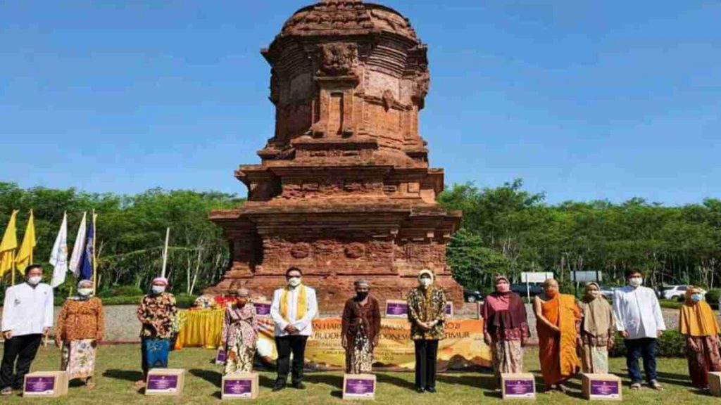 Bupati Tantri Hadiri Hari Tri Suci Waisak di Candi Jabung