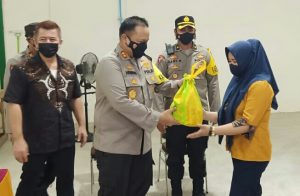 Kapolres Malang Kunjungi Para Buruh Sambil Memberikan Bingkisan Lebaran