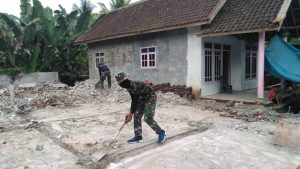 Anggota Koramil 0818/17 Ampelgading Tetap Melaksanakan Karya Bakti di Lokasi Gempa