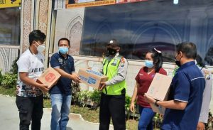 PWI Malang Raya Peduli Polri, Bagikan Ratusan Minuman Isotonik