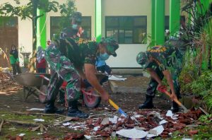 Anggota Koramil 0818/15 Dampit Laksanakan Pembersihan Material Pasca Gempa Malang