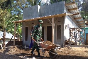 Koramil 0818/01 Pujon Gelar Karya Bakti Benahi Rumah Korban Gempa