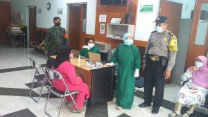 Babinsa Koramil 0833/05 Lowokwaru Kawal Vaksinasi 96 Warga Kelurahan Sumbersari