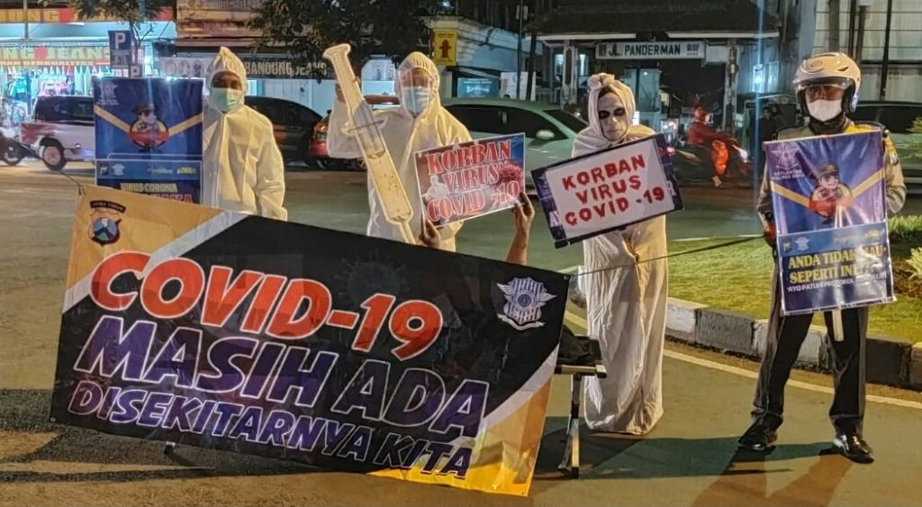 Pocong Alun-alun Kota Batu, Himbau Masyarakat Covid-19 Masih Ada