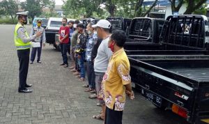 Satlantas Polres Malang Perketat Penggunaan Mobil Bak Terbuka Mengangkut Orang