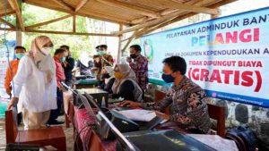 Ipuk Fiestandani Kembali Keliling Perkebunan, Hadirkan Layanan Kependudukan Hingga Ternak Sapi