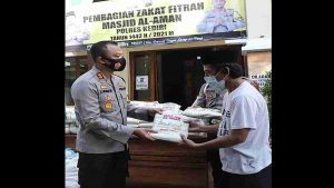 Jelang Idul Fitri, Kapolres Kediri Bagikan Zakat Fitrah