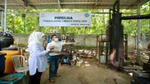Pasutri Banyuwangi Produksi Pupuk Organik dari Limbah Kayu Jati
