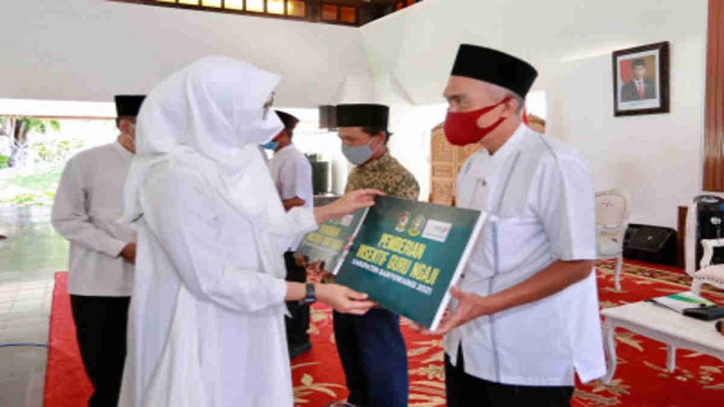 Pemkab Banyuwangi Serahkan Insentif Guru Ngaji Rp 8,7 Miliar