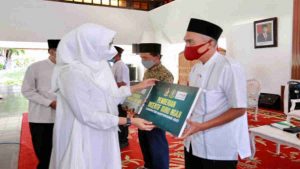 Pemkab Banyuwangi Serahkan Insentif Guru Ngaji Rp 8,7 Miliar