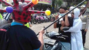 Pocong Satlantas Polres Malang Tangkap Pengunjung Tak Bermasker