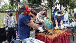 Polres Blitar Musnahkan Ribuan Botol Miras dan Knalpot Brong