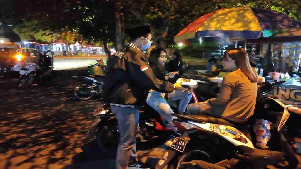 Tukang Becak Sampai Banci Dapat Sahur Gratis HIPMI Jember