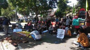 Warga Wongsorejo Tebar Bunga di Depan Kantor PN Banyuwangi