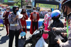 Masyarakat Taat Prokes Dapat Bingkisan dari Satlantas Polres Batu