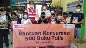 Alfamart Salurkan 500 Paket Buku Tulis di Kampung Sinau Kota Malang