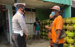 Satlantas Polres Malang Bagikan Masker ke Pejalan Kaki dan Pemilik Toko