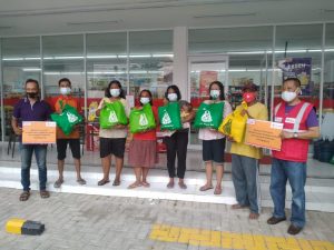Kembali Alfamart Salurkan Sembako kepada Warga Terdampak Covid-19