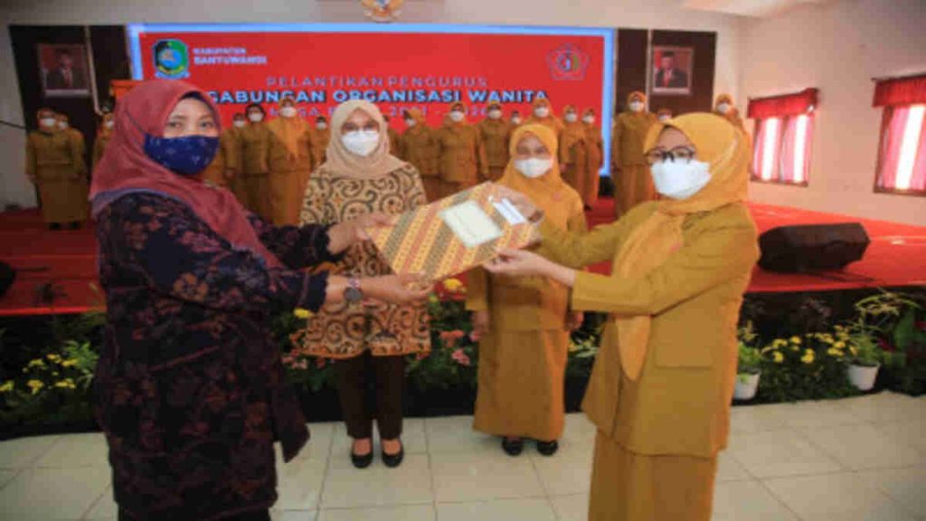 Ipuk Fiestandani Lantik Ketua GOW Kabupaten Banyuwangi