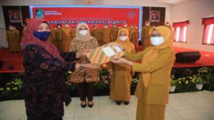 Ipuk Fiestandani Lantik Ketua GOW Kabupaten Banyuwangi