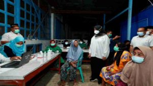 Jemput Bola Vaksinasi, Bupati Ipuk Camping di Perkebunan
