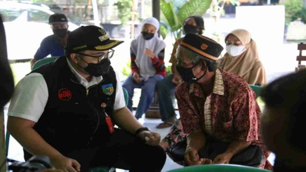 Mas Bup Tunaikan Janjinya Berkantor di Balai Desa Tulungrejo