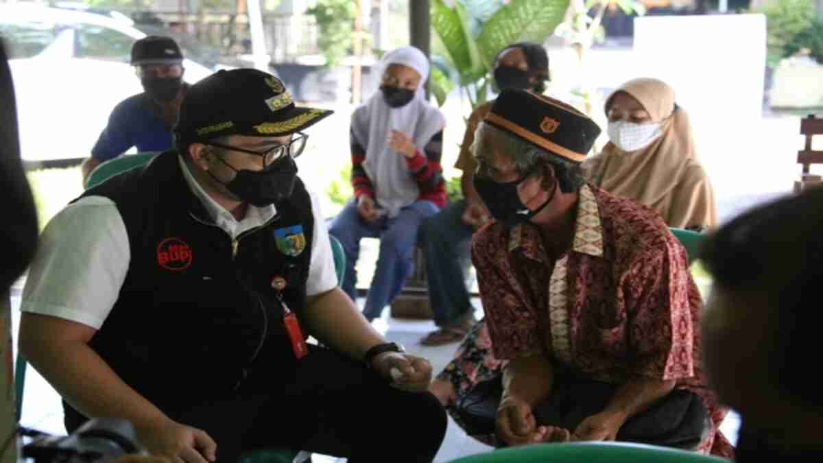 Mas Bup Tunaikan Janjinya Berkantor di Balai Desa Tulungrejo