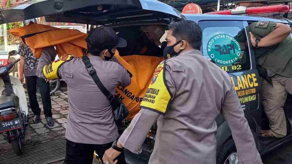 Mayat Perempuan Paruh Baya Tersangkut Diteralis Sungai