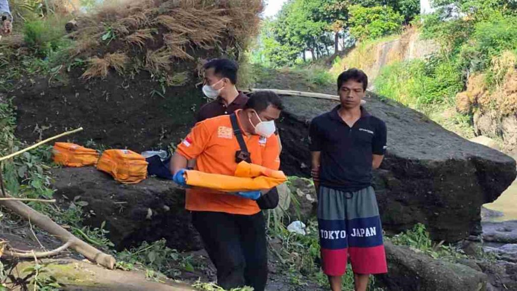 Penemuan Mayat Bayi Laki-laki Dibawah Jembatan Gemparkan Warga Situbondo