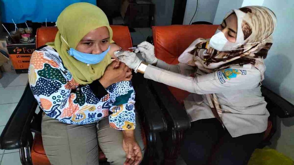 Pengguna Jasa PPP Mayangan Terima Vaksin Tahap I