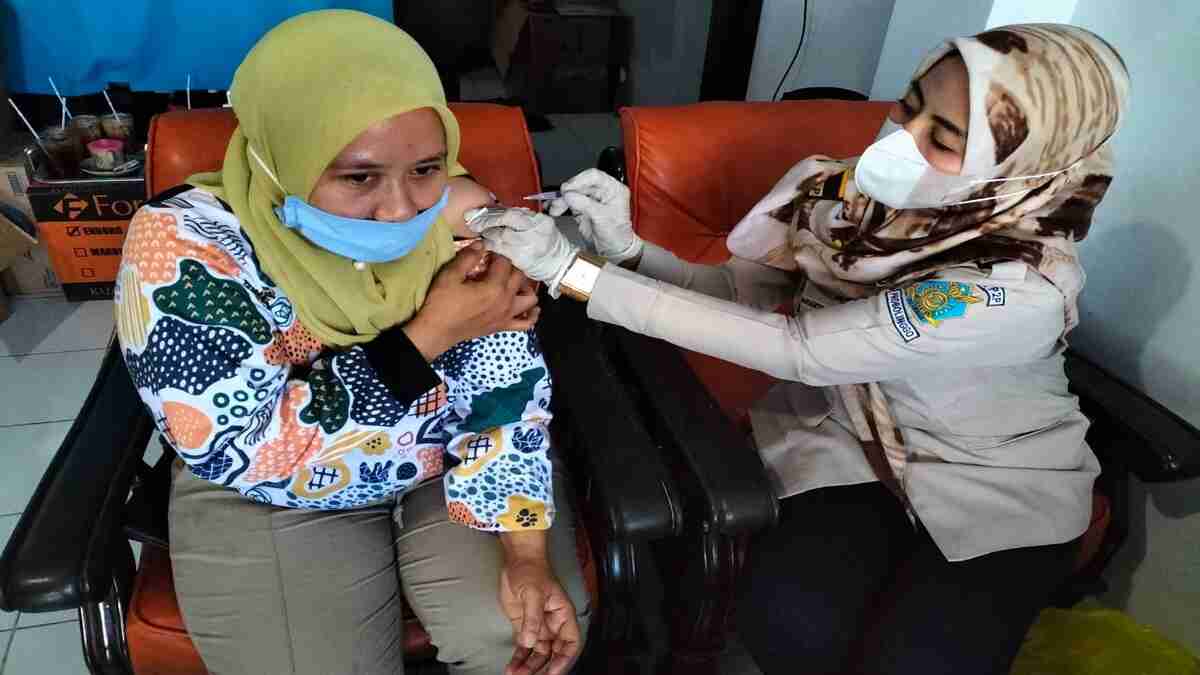 Pengguna Jasa PPP Mayangan Terima Vaksin Tahap I