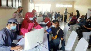 Ratusan Pemohon SIM Dapat Vaksin Gratis Jelang Hari Bhayangkara ke-75