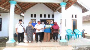 Wabup Sugirah Tinjau Rehab Rumah Terdampak Banjir di Wongsorejo