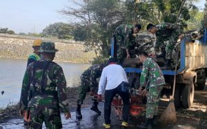 Koramil 0818/06 Sumberpucung Bersama Raider 18 Kerja Bakti di Bendungan Karangkates