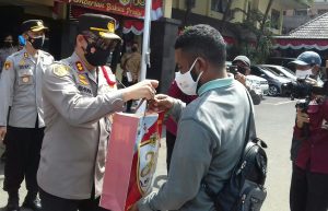 Polisi Malang Kota Bagikan Sembako dari Alumni Akpol 91 Bhara Daksa