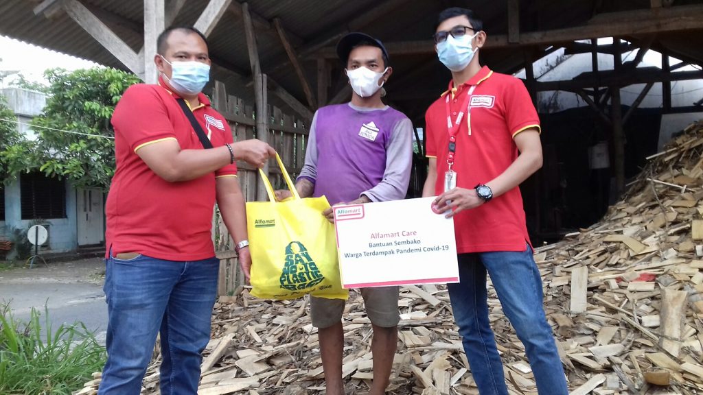 Lewat CSR Alfamart Malang Bagikan 600 Paket Sembako