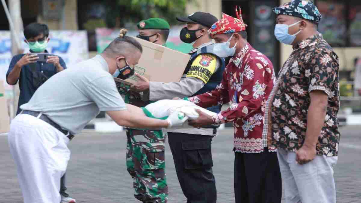 Bansos untuk Warga Terdampak Covid-19, Forkopimda Situbondo Salurkan Bantuan dari Yayasan Buddha Tzu Chi Indonesia