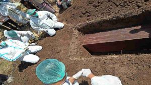 Banyak Jenazah Covid-19, Tim Pemulasaran Situbondo Kewalahan Hingga Kelelahan dan Dehidrasi