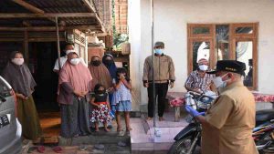 Bupati Karna Kunjungi Pasien Isoman di Mlandingan, Beri Motivasi Sekaligus Bantuan