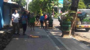 DLH Kota Probolinggo Lakukan Perawatan Pedestrian dan Keindahan Taman