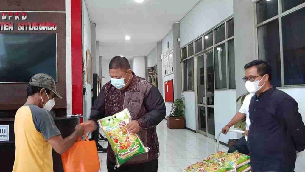 DPRD Situbondo Gelar Baksos Beri Sembako kepada PKL