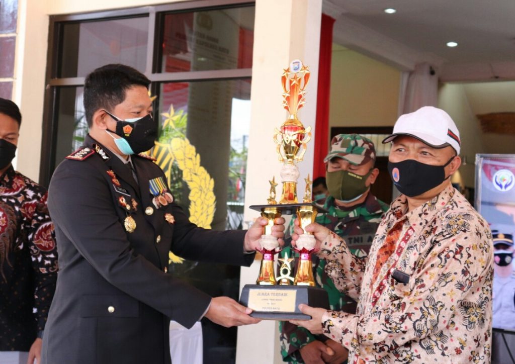 Polres Batu Warnai HUT Bhayangkara ke-75 Dengan Pembagian Hadiah