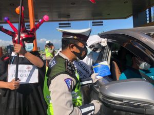 Pocong Polres Malang Sosialisasikan PPKM Darurat di Gerbang Tol Singosari