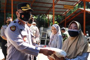 Kepolisian Polres Batu Salurkan 750 Kg Beras Bagi Pekerja di TPA Tlekung