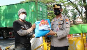 Kepolisian Polresta Malang Kota Turun ke Jalan Salurkan Bantuan Sembako dan Masker