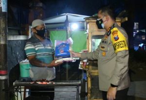 Polisi Kota Malang Berbagi Kebaikan Ditengah Operasi Yustisi PPKM Darurat