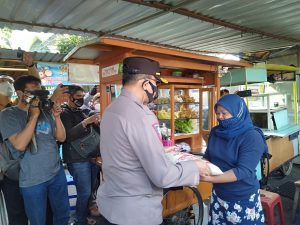 PKL Alun-alun Kota Batu Dapat Sembako dari Dir Regident Korlantas Polri
