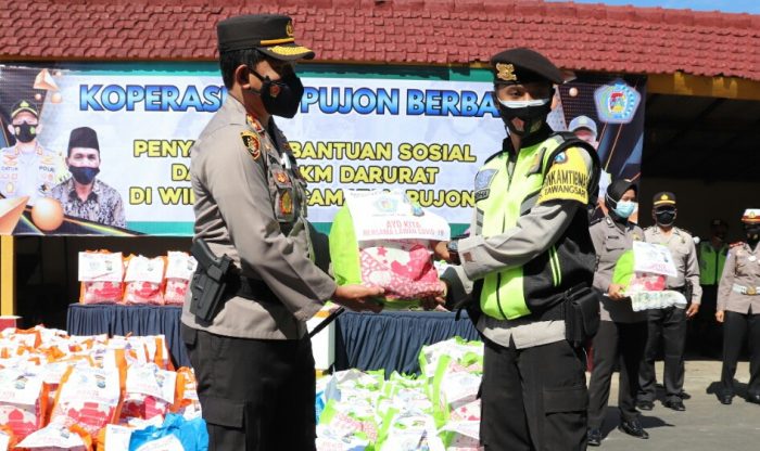 Polres Batu Salurkan Paket Sembako Bersama Koperasi Sae Pujon ke Warga Terdampak Covid-19